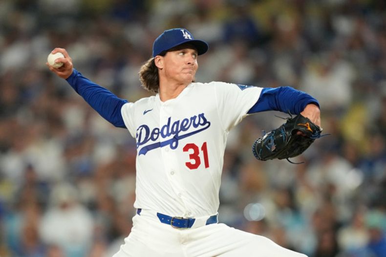 El lanzador abridor de los Dodgers de Los Ángeles, Tyler Glasnow, hace un envío al plato durante la primera entrada de un partido de béisbol contra los Padres de San Diego, el 24 de septiembre de 2026, en Los Ángeles. (Foto AP/Mark J. Terrill)