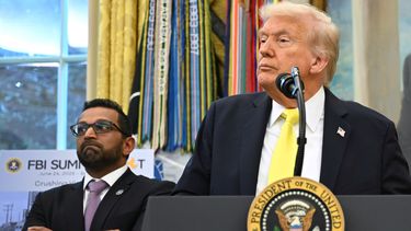 El presidente estadounidense Donald Trump escucha la pregunta de un periodista durante un evento en la Oficina Oval de la Casa Blanca, el miércoles 15 de octubre de 2025, en Washington, mientras el director del FBI, Kash Patel, escucha. (Foto AP/John McDonnell)