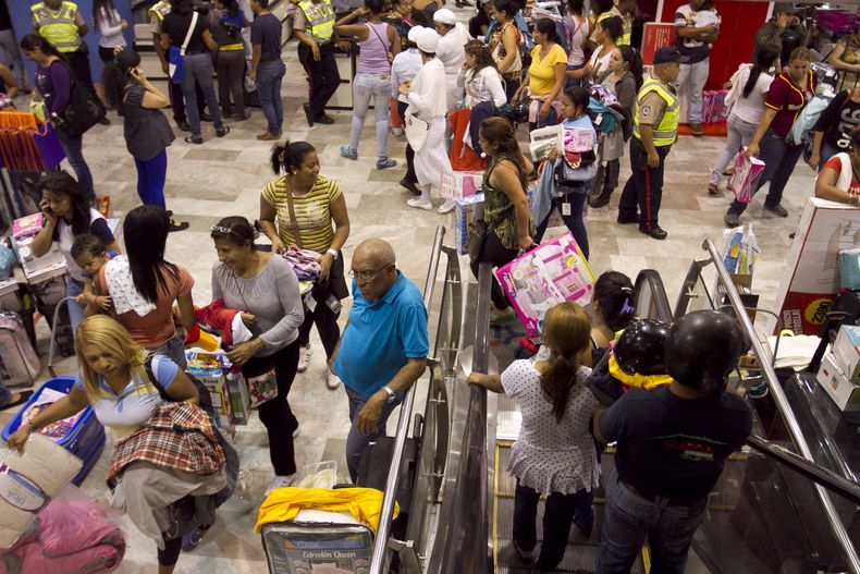 Compradores atiborran la tienda de autoservicio Traki el viernes 15 de noviembre de 2013 en Caracas, Venezuela. Hace unos d&iacute;as, el presidente Nicol&aacute;s Maduro orden&oacute; al ej&eacute;rcito tomar las tiendas de art&iacute;culos electrodom&ea