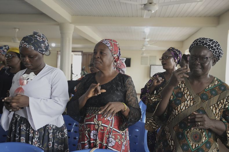 Fieles cantan con lenguaje de señas durante un servicio religioso en la Misión Cristiana para Sordos en Lagos, Nigeria, el domingo 13 de julio de 2025. (AP Foto/Sunday Alamba)