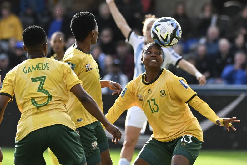 La sudafricana Bambanani Mbane controla el balón con la cabeza durante un partido del Mundial femenino ante Argentina, el viernes 28 de julio de 2023 en Dunedin, Nueva Zelanda (AP Foto/Andrew Cornaga)