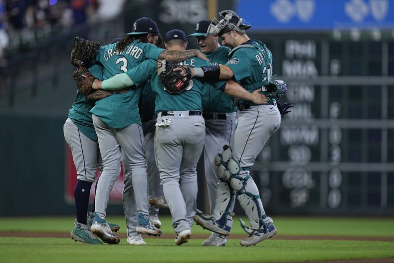 Los Marineros de Seattle festejan la victoria ante los Astros de Houston, el domingo 9 de julio de 2023, en Houston. (AP Foto/Kevin M. Cox)
