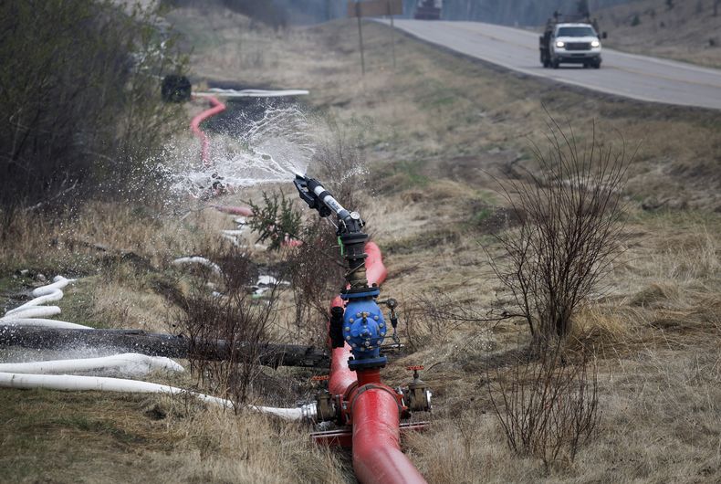 Un cañón de agua de extinción de incendios forestales listo para usarse junto a la autopista 881 cerca de Fort McMurray, Alberta, el miércoles 15 de mayo de 2024. (Jeff McIntosh/The Canadian Press vía AP)