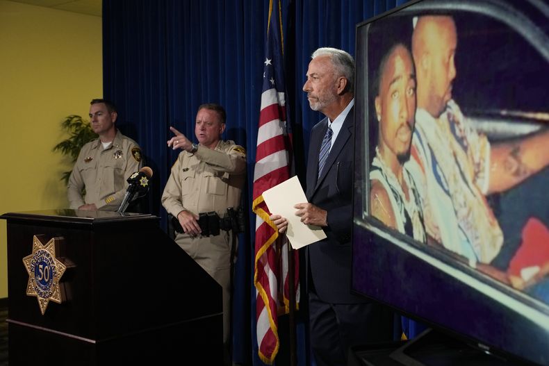 De izquierda a dercha, el teniente de la policía de Las Vegas Jason Johansson, el jefe de la policía Kevin McMahill y el fiscal de distrito del condado de Clark Steve Wolfson en una conferencia de prensa para anunciar la acusación de un sospechoso por el homicidio del rapero Tupac Shakur, ocurrido en 1996, el 29 de septiembre de 2023, en Las Vegas. (Foto AP/John Locher)