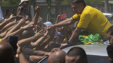 El expresidente brasileño Jair Bolsonaro saluda a sus partidarios en un acto de campaña para la alcaldía de Río de Janeiro, 16 de marzo de 2024. (AP Foto/Silvia Izquierdo)