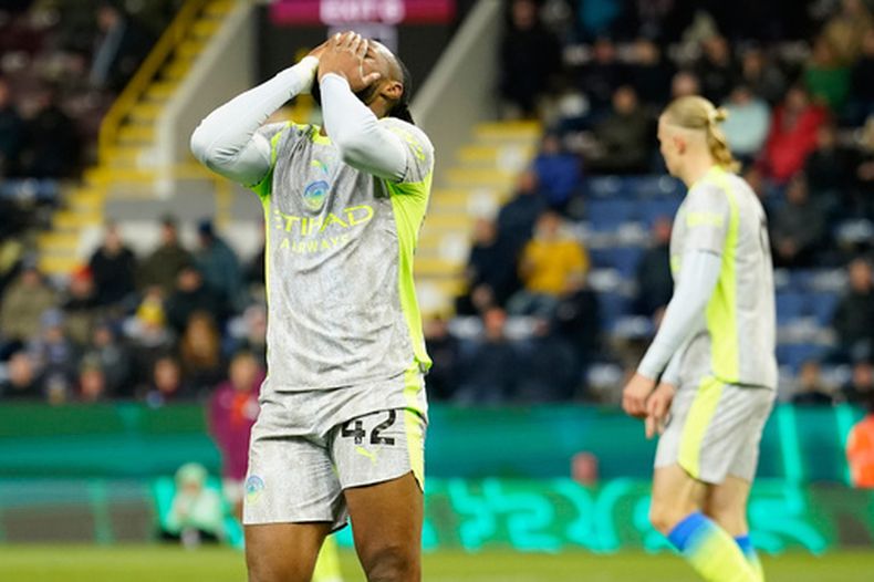 El ghanés Antoine Semenyo, del Manchester City, se lamenta durante un partido de la Liga Premier inglesa ante el Burnley, el miércoles 22 de abril de 2026 (AP Foto/Dave Thompson)