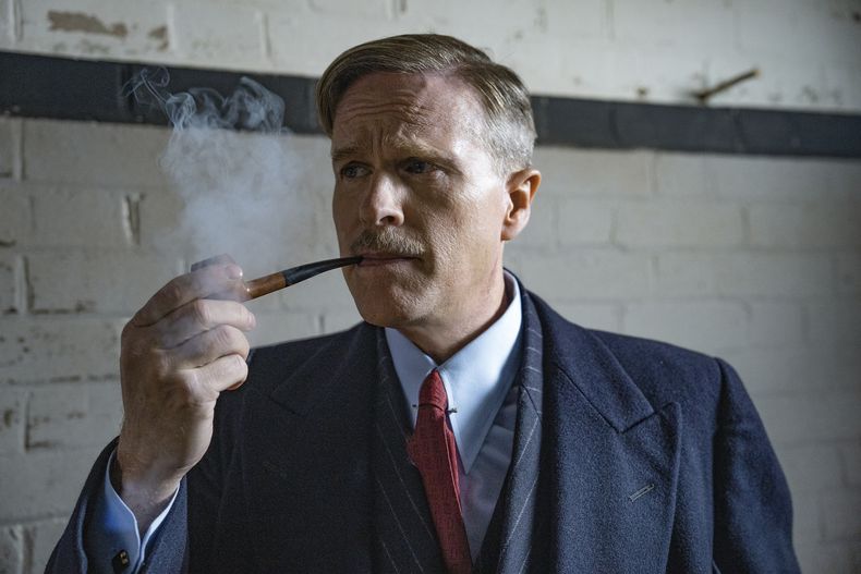 En esta imagen proporcionada por Lionsgate, Cary Elwes en una escena de The Ministry of Ungentlemanly Warfare. (Daniel Smith/Lionsgate via AP)