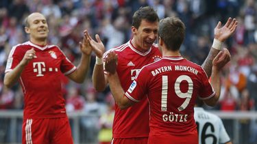 americateve | El croata Mario Mandzukic, al centro, de Bayern, celebra con su compa&ntilde;ero Mario Goetze tras anotar el tercer gol de su equipo en un partido de la Bundesliga contra Mainz el s&aacute;bado, 19 de octubre del 2013. (Foto AP/Matthias Schrader)