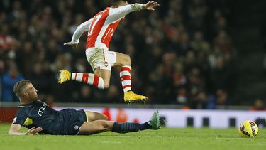 americateve | El jugador chileno de Arsenal, Alexis S&aacute;nchez, salta sobre un jugador de Southampton en un partido por la liga Premier el mi&eacute;rcoles, 3 de diciembre de 2014, en Londres. (AP Photo/Kirsty Wigglesworth)