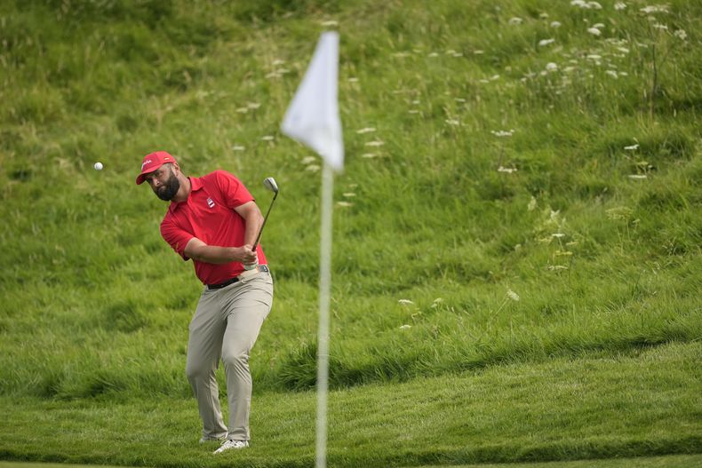 El español Jon Rahm ejecuta un chip en el green del 14to hoyo de la última ronda del torneo de golf de los Juegos Olímpicos de París, el domingo 4 de agosto de 2024, en Saint-Quentin-en-Yvelines, Francia. (AP Foto/Matt York)