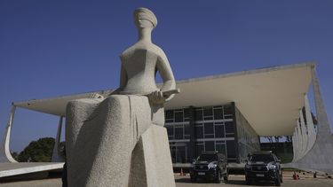 ARCHIVO - Una estatua de la Justicia, que representa a una mujer con los ojos vendados sosteniendo una espada, se encuentra en el exterior del Supremo Tribunal Federal, el 2 de septiembre de 2024, en Brasilia, Brasil. (AP Foto/Eraldo Peres, archivo)