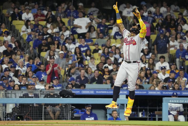 El venezolano Ronald Acuña Jr., de los Bravos de Atlanta, festeja tras conectar un jonrón solitario en el encuentro del viernes 1 de septiembre de 2023, ante los Dodgers de Los Ángeles (AP Foto/Mark J. Terrill)