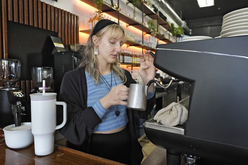 ARCHIVO - Samantha Grimison prepara una taza de café en el Blind Tiger Cafe, el 10 de enero de 2024, en Tampa, Florida. (AP Foto/Chris OMeara, Archivo)