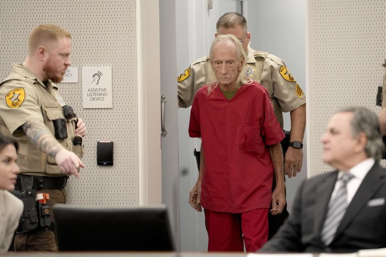 Joseph Czuba, de 71 años, llega a sala del tribunal del condado Will, Illinois, para su lectura de cargos por el asesinato de Wadea Al-Fayoume, un niño musulmán de 6 años, en el juzgado del condado, el lunes 30 de octubre de 2023, en Joliet, Illinois.(Foto AP/Charles Rex Arbogast)