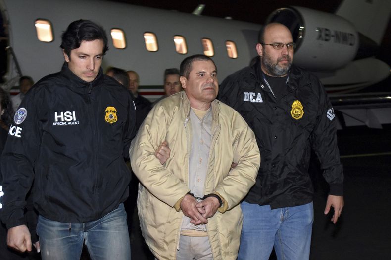 ARCHIVO - Agentes escoltan a Joaquín El Chapo Guzmán a su llegada en avión para ser trasladado en una furgoneta en el aeropuerto MacArthur de Long Island, en Ronkonkoma, Nueva York, el 19 de enero de 2017. Guzmán escribió una carta a finales de marzo que se ha conocido ahora al juez Brian Cogan, de la Corte del Distrito Este de Nueva York, quejándose de que no puede hacer llamadas telefónicas ni recibir visitas de sus familiares en la prisión de máxima seguridad en Estados Unidos en donde cumple cadena perpetua. (Autoridades de Justicia de Estados Unidos vía AP, Archivo)