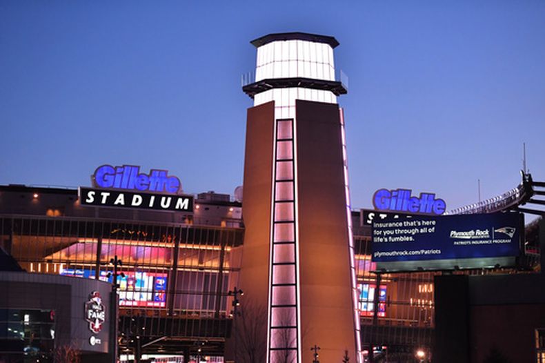 ARCHIVO - Panorámica del Gillette Stadium iluminado previo a un partido de la NFL, el 1 de diciembre de 2025, en Foxborough, Massachusetts. (AP Foto/Steven Senne, Archivo)