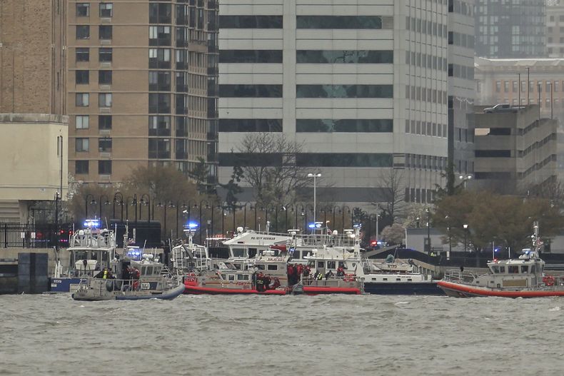 La policía y los equipos de bomberos de Nueva York y Nueva Jersey en el sitio donde un helicóptero se estrelló en el río Hudson, el jueves 10 de abril de 2025, en Jersey City, Nueva Jersey. (AP Foto/Yuki Iwamura)