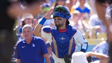El receptor de los Dodgers de Los Ángeles, Eliezer Alfonzo, mira hacia el cielo mientras salta al campo antes de un partido de béisbol contra los Padres de San Diego, el domingo 5 de julio de 2026, en Los Ángeles. (Foto AP/Mark J. Terrill)