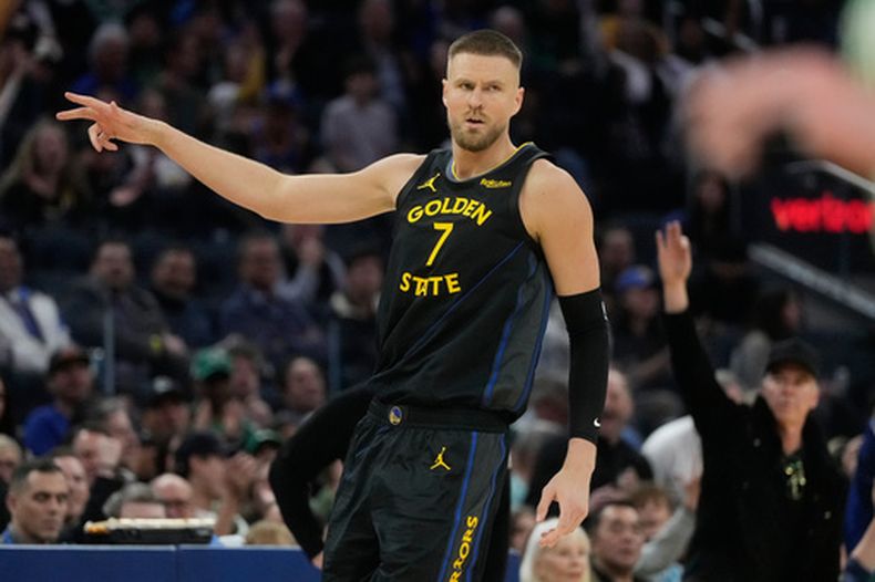 Kristaps Porziņģis (7), de los Warriors de Golden State, señala después de encestar un triple durante la primera mitad del juego de baloncesto de la NBA en contra de los Celtics de Boston, el jueves 19 de febrero de 2026, en San Francisco. (AP Foto/Jeff Chiu)