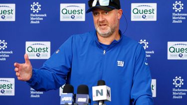 ARCHIVO - Shane Bowen, coordinador defensivo de los Giants de Nueva York, habla con los reporteros antes de una práctica de fútbol americano de la NFL en East Rutherford, Nueva Jersey, el jueves 5 de junio de 2025. (AP Photo/Noah K. Murray, archivo)