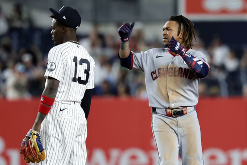 El dominicano José Ramírez, de los Guardianes de Cleveland, festeja luego de anotar ante los Yankees de Nueva York, el martes 2 de junio de 2026 (AP Foto/Adam Hunger)