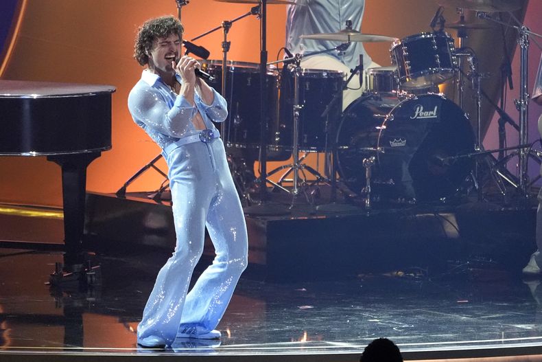 Benson Boone interpreta Beautiful Things durante la 67ª entrega anual de los premios Grammy el domingo 2 de febrero de 2025 en Los Ángeles. (Foto AP/Chris Pizzello)