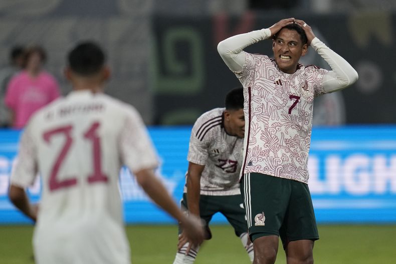 El zaguero mexicano Luis Romo (7) tras desperdiciar una ocasión durante el amistoso contra Camerún, el sábado 10 de junio de 2023, en San Diego. (AP Foto/Gregory Bull)