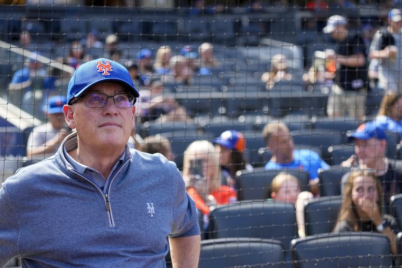ARCHIVO - Foto del 17 de septiembre del 2023, el dueño de los Mets de Nueva York Steve Cohen antes del encuentro ante los Rojos de Cincinnati. El sábado 23 de diciembre del 2023, los Mets tendrán que pagar un impuesto de lujo de 101 millones de dólares. (AP Foto/Mary Altaffer, Archivo)