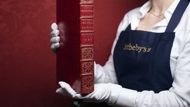 En esta imagen, distribuida por la casa de subastas Sothebys el 23 de abril de 2025, se muestra The First Folio, de William Shakespeare, que contiene 36 de la sobras del escritor y que se subastará el 23 de mayo en Londres. (Sothebys vía AP)