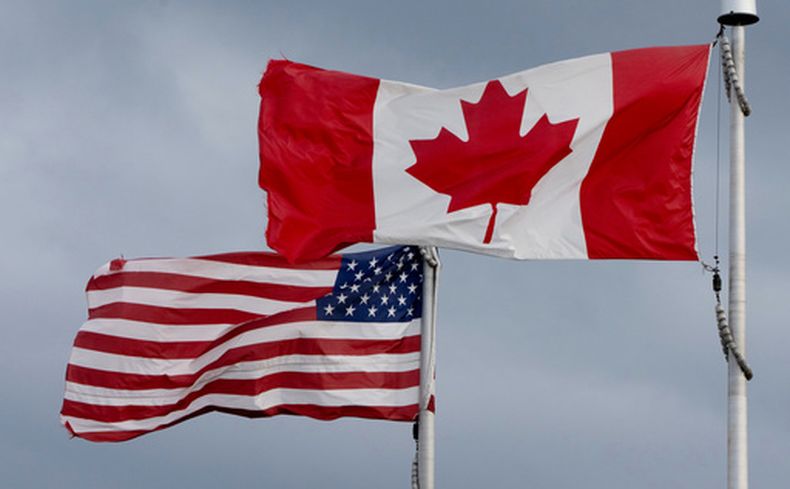 Las banderas de Canadá y Estados Unidos, el 12 de septiembre de 2026, en Ottawa. (Adrian Wyld/The Canadian Press via AP, Archivo)