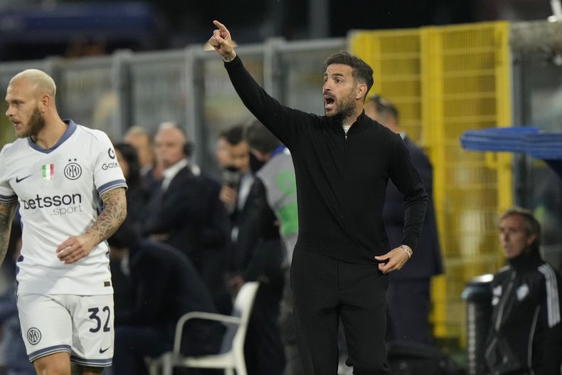 Cesc Fábregas, el técnico de Como, gesticula durante el partido de la Serie A contra el Inter de Milán,, el viernes 23 de mayo de 2025, en Como. (AP Foto/Luca Bruno)