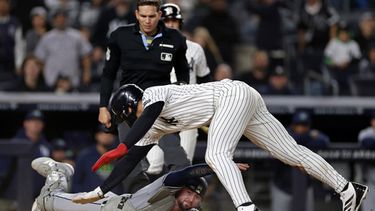 El pelotero George Lombard Jr., de los Yankees de Nueva York, evita ser tocado por el receptor de los Rays de Tampa Bay, Liam Hicks, para anotar una carrera durante la séptima entrada de un partido de béisbol, el 24 de septiembre de 2026, en Nueva York. (Foto AP/Adam Hunger)