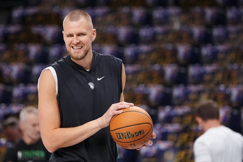 Kristaps Porzingis, pívot de los Celtics de Boston, hace trabajo ligero previo al Juego 4 de las FInales de la NBA en contra de los Mavericks de Dallas, el viernes 14 de junio de 2024, en Dallas. (STF Foto/Julio Cortez)