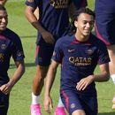 Kylian Mbappé y su hermano Ethan Mbappé asisten a una sesión de entrenamiento con el Paris Saint-Germain el jueves 20 de julio del 2023. (AP Foto/Christophe Ena)