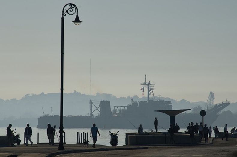 El buque Papaloapan de la Armada de México llega a la bahía de La Habana, Cuba, el jueves 12 de febrero de 2026, con ayuda, según el gobierno mexicano. (Foto AP/Ramón Espinosa)