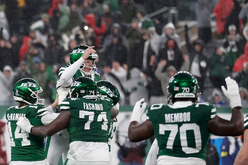 Nick Folk (6), place kicker de los Jets de Nueva York, celebra con sus compañeros de equipo después de patear el gol de campo que ganó el juego contra los Falcons de Atlanta durante la segunda mitad de un juego de fútbol americano de la NFL, el domingo 30 de noviembre de 2025, en East Rutherford, Nueva Jersey. (AP Photo/Adam Hunger)