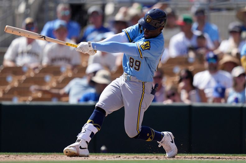 ARCHIVO - Luis Lara, de los Cerveceros de Milwaukee, completa el giro tras su swing contra los Dodgers de Los Ángeles durante la tercera entrada de un partido de béisbol de entrenamiento de primavera, el lunes 16 de marzo de 2026, en Phoenix. (Foto AP/Ross D. Franklin, Archivo)