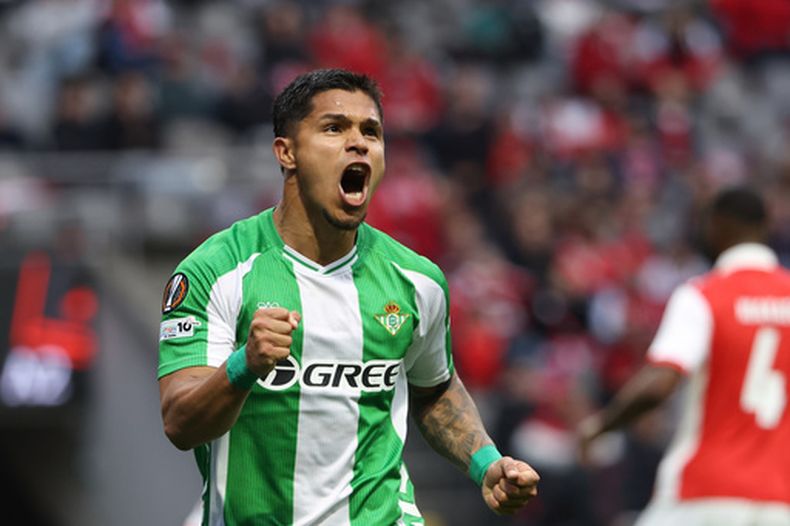 Cucho Hernández celebra tras anotar el gol del Real Betis en el empate 1-1 contra Braga en los cuartos de final de la Liga Europa, el miércoles 8 de abril de 2026. (AP Foto/Luis Vieira)