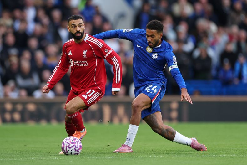 Mohamed Salah del Liverpool pelea por el balón con Reece James del Chelsea en el encuentro de la Liga Premier el sábado 4 de octubre del 2025. (AP Foto/Ian Walton)