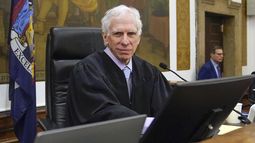 ARCHIVO - El juez Arthur Engoron sentado en el tribunal previo al inicio del juicio de fraude civil contra la Organización Trump, el 4 de octubre de 2023. (AP Foto/Mary Altaffer, Pool, Archivo)