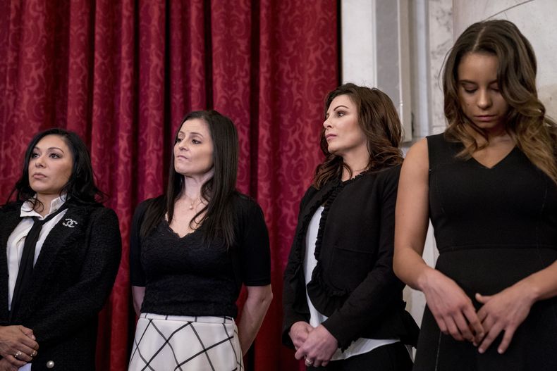 ARCHIVO - De izquierda a derecha, Jeanette Antolin, Dominique Moceanu, Jamie Dantzscher y Mattie Larson, ex integrantes del equipo nacional de gimnasia de Estados Unidos y sobrevivientes de abusos sexuales, participan en una conferencia de prensa sobre leyes para prevenir abusos futuros a atletas jóvenes, el martes 30 de enero de 2018, en el Capitolio, en Washington. (AP Foto/Andrew Harnik, archivo)