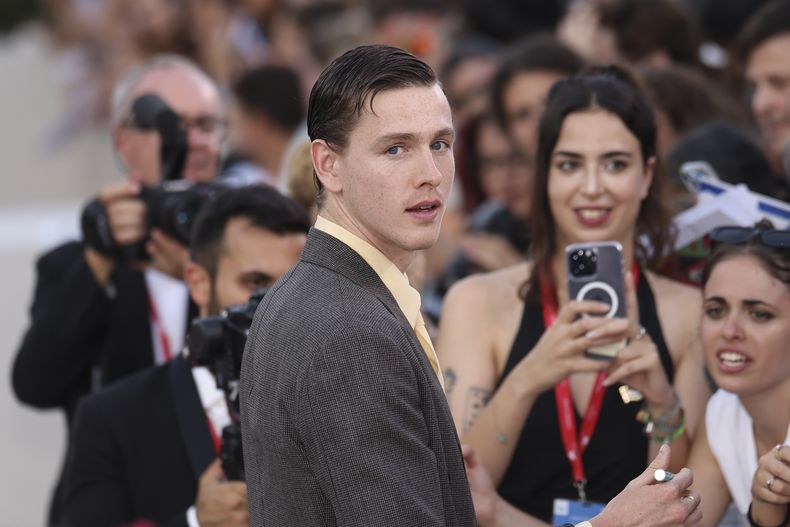 Harris Dickinson posa a su llegada al estreno de la película Babygirl durante la 81ª edición del Festival de Cine de Venecia en Venecia, Italia, el viernes 30 de agosto de 2024. (Foto Vianney Le Caer/Invision/AP)