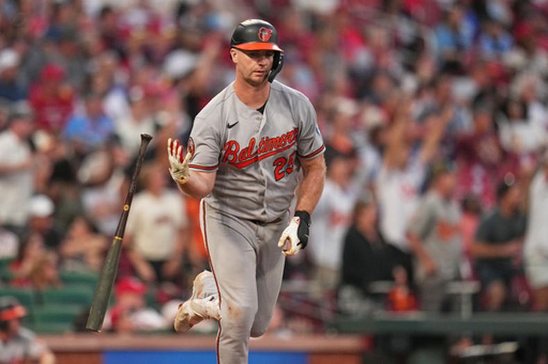 Pete Alonso, de los Orioles de Baltimore, suelta el bate tras conectar un jonrón de tres carreras ante los Cardenales de San Luis, el martes 25 de agosto de 2026 (AP Foto/Jeff Roberson)