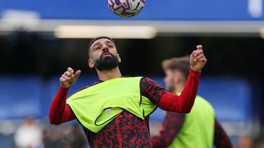 El egipcio Mohamed Salah, del Liverpool, calienta antes de un partido de la Liga Premier inglesa frente a Chelsea en Londres, el sábado 4 de octubre de 2025 (AP Foto/Ian Walton)