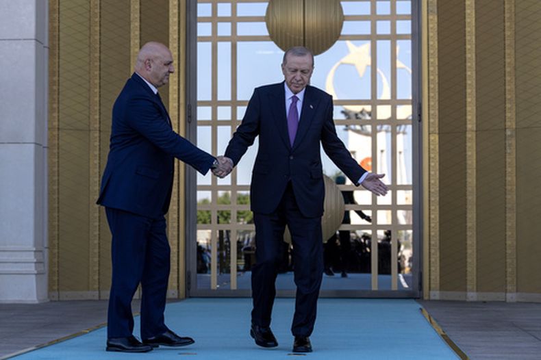 El presidente turco Recep Tayyip Erdogan (d) con el presidente libanés Joseph Aoun en Ankara, Turquía, el 30 de julio del 2026. (Ugur Yildirim/DIA Photo via AP)