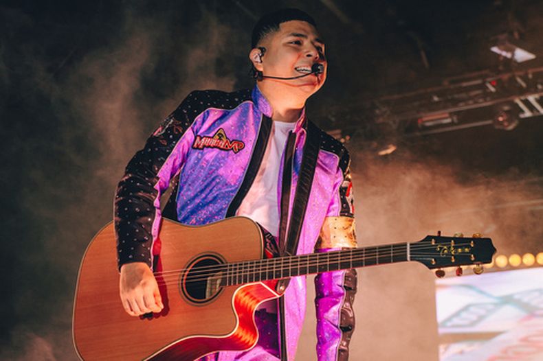 El vocalista principal de Marca MP, Pedro Vargas, conocido como El Chato, se presenta durante el Michelada Fest en El Paso, Texas, el 3 de mayo de 2026. (Aaron Scott via AP)
