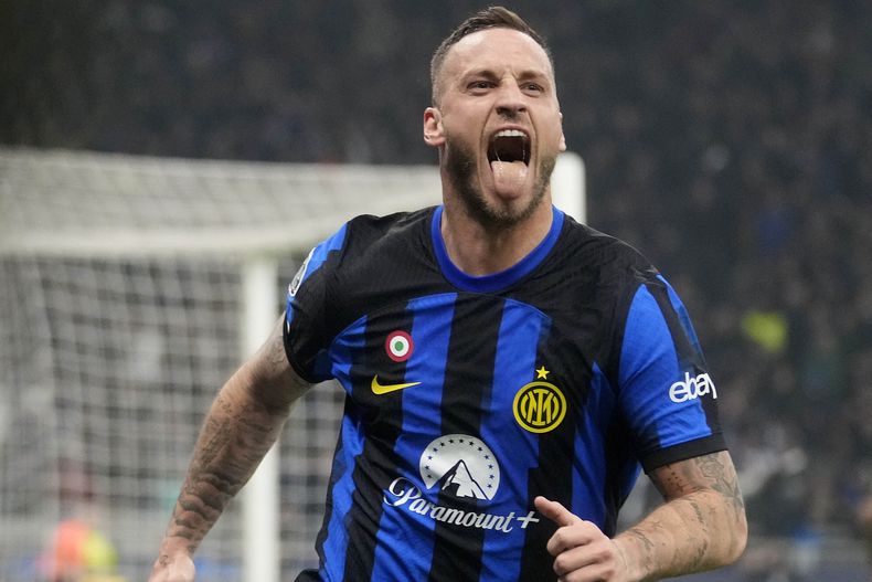 Marko Arnautovic del Inter de Milán festeja tras anotar el primer gol de su equipo ante el Atlético de Madrid en los octavos de final de la Liga de Campeones, el martes 20 de febrero de 2024, en Milán. (AP Foto/Luca Bruno)