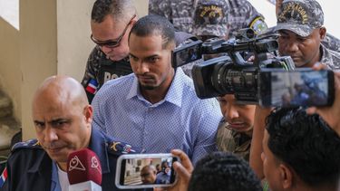 ARCHIVO - Wander Franco, campocorto dominicano de los Rays de Tampa Bay, es escoltado por la policía hacia la corte en Puerto Plata, República Dominicana, el 5 de enero de 2024 (AP Foto/Ricardo Hernandez, archivo)