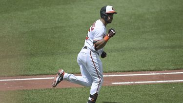Anthony Santander de los Orioles de Baltimore reacciona tras batear un jonrón de dos carreras ante los Marineros de Seattle, el domingo 25 de junio de 2023, en Baltimore. (AP Foto/Tommy Gilligan)