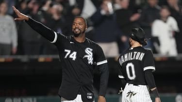 El dominicano Eloy Jiménez y Billy Hamilton, de los Medias Blancas de Chicago, festejan el triunfo sobre los Mellizos de Minnesota, el miércoles 3 de mayo de 2023 (AP Foto/Charles Rex Arbogast)